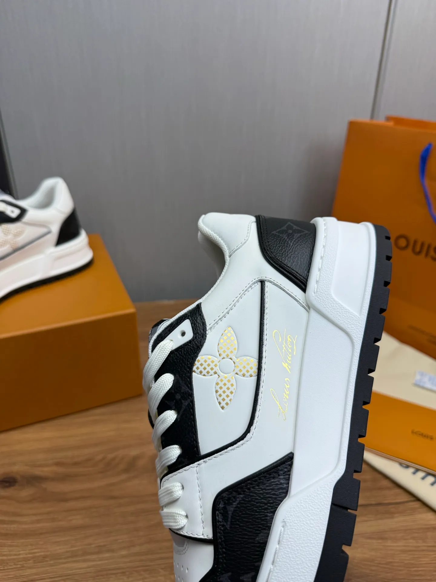 Men's shoes 💰860💰 LV. High version counters are on sale at the same time ⬆️ Men's new sneakers 🔥 The uppers are imported cowhide; "High-end, high-end, classy, ​​noble" workmanship is exquisite (original cowhide is used inside), soles: Original outsole specially provided by the original factory, taken in real life 🎬. Yardage: 38-44. (38.45 can be customized)